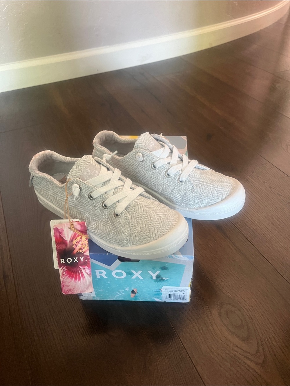 Roxy Women’s Light Gray Textured Lace-Up Sneakers - size 6 1/2